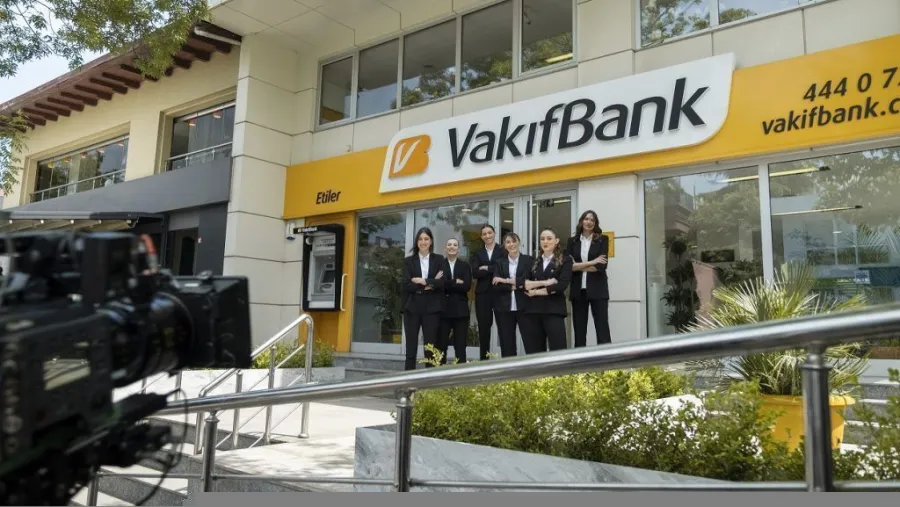 VAKIFBANK SPOR KULÜBÜ OYUNCULARI ŞAMPİYONLUK GETİREN PERFORMANSLARINI ŞUBEYE TAŞIDI
