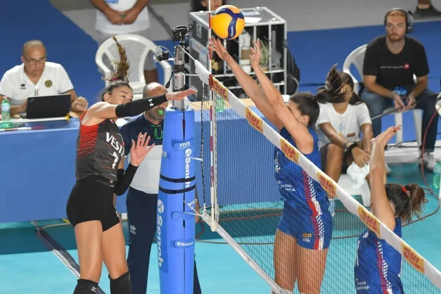 Sultanlar İtalya DHL Turnuvası'nda Sırbistan'ı da Yendi: 3-1