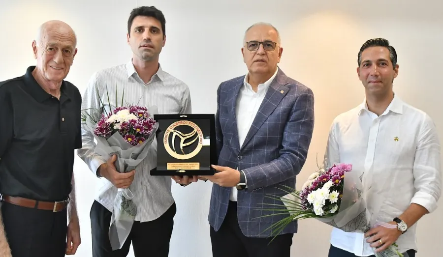 TVF Başkanı Üstündağ'dan Umut Çakır ve Mert Karatop'a Çiçek ve Plaket
