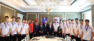 Bakan Dr. Osman Aşkın Bak, Dünya Şampiyonu TVF Spor Lisesi Erkek Voleybol Takımı’nı Kabul Etti