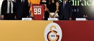 Galatasaray'ın yeni transferi Efe Mandıracı’nın imza töreni, Ali Sami Yen Spor Kompleksi RAMS Park’ta gerçekleştirildi.